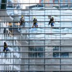 Mycie okien po uzyskaniu licencji na alpinizm przemysłowy: Alpinistyczne mycie okien Warszawa