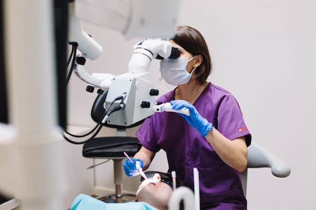 Implanty Ursynów są rodzajem protezy dentystycznej