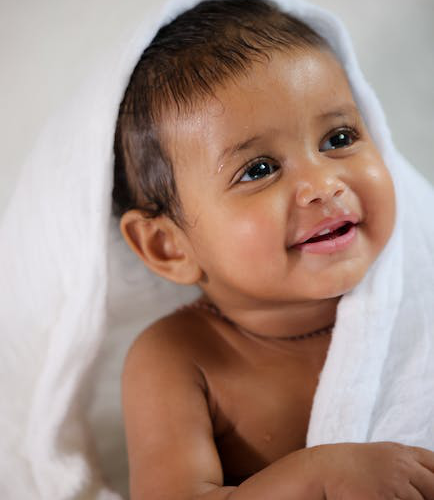 Dolne jedynki u niemowlaka: Jak rozpoznać ząbkowanie po wyglądzie dziąseł? Zdjęcia porównawcze