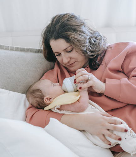 Częstotliwość oddawania stolca przez niemowlę po spożyciu mleka modyfikowanego – ile to powinno trwać?