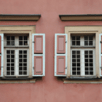 Jakie są najlepsze firmy zajmujące się produkcją i montażem okien drewnianych w Krakowie?